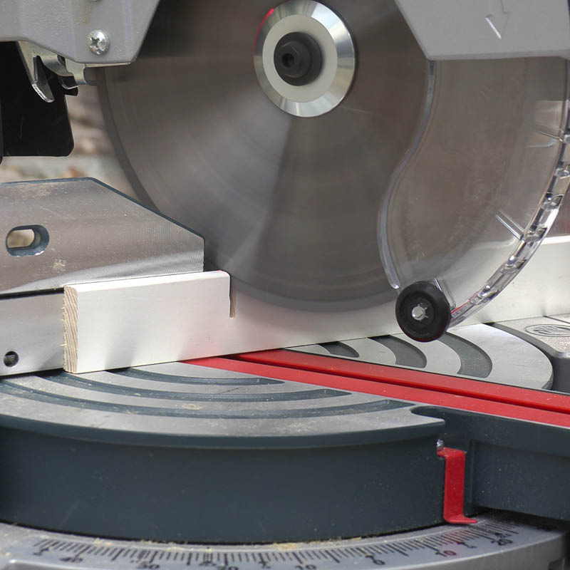 Lista jalkalistan ja lattian väliin: Sahaa lista 20 asteen kulmassa