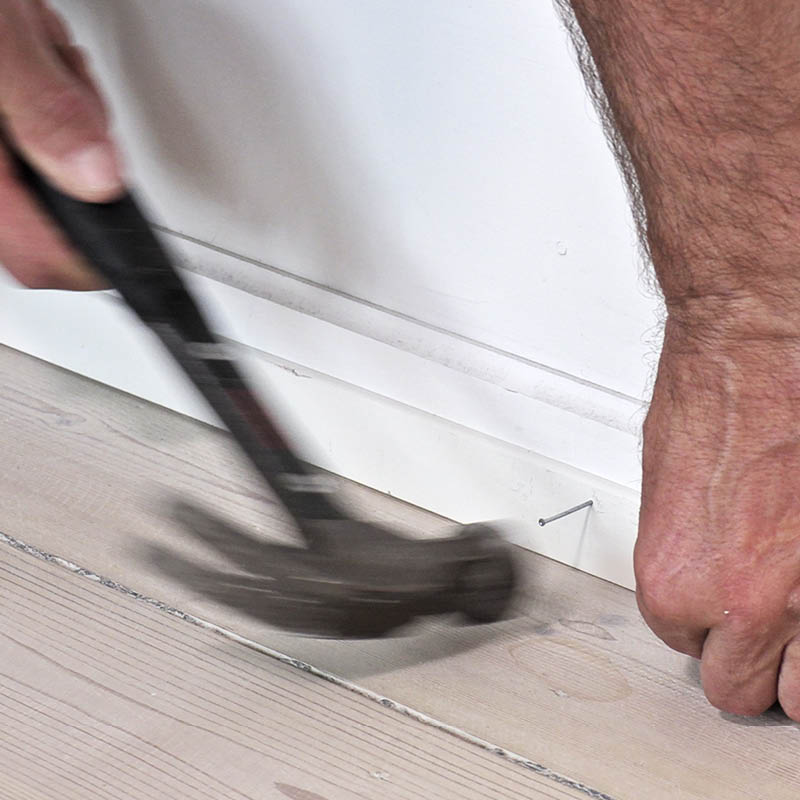 Lista jalkalistan ja lattian väliin: Lyö naulat jalkalistaan