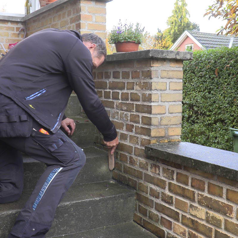 Rako ulkoportaiden ja seinän välissä: Puhdista rako perusteellisesti