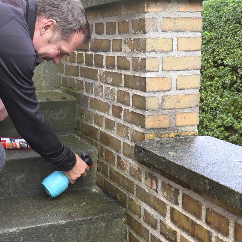 Rako ulkoportaiden ja seinän välissä: Kostuta rako