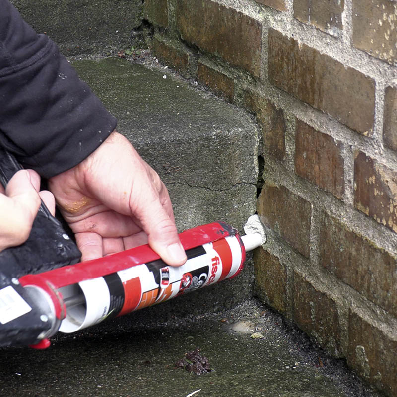 Rako ulkoportaiden ja seinän välissä: Purista laastia rakoon