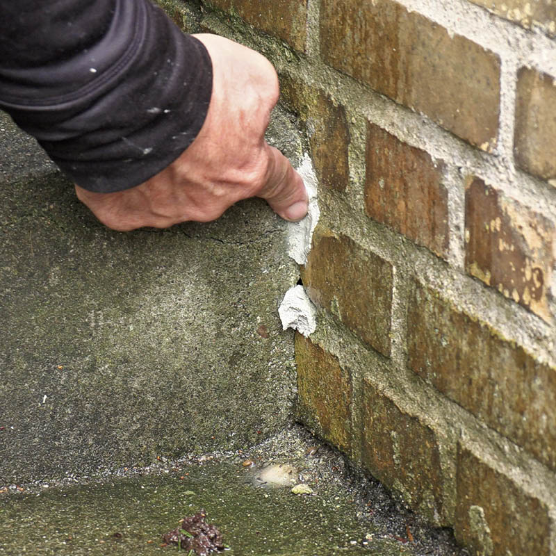 Rako ulkoportaiden ja seinän välissä: Tasoita laasti