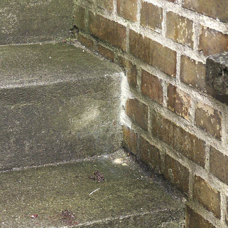 Rako ulkoportaiden ja seinän välissä: Rako on tiivistetty