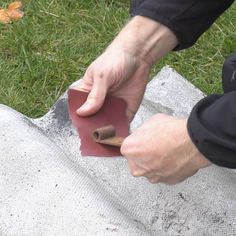 Trailer hængsel: Fjern rust fra hængslet med slibepapir