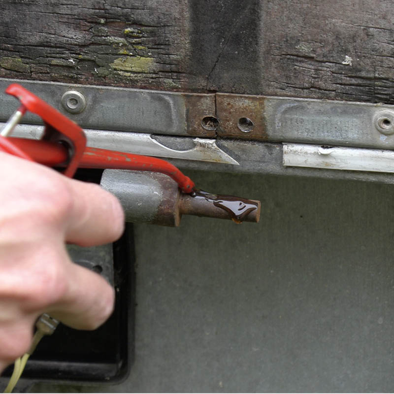 Hængsel til trailer: Giv hængsel-nokken lidt olie