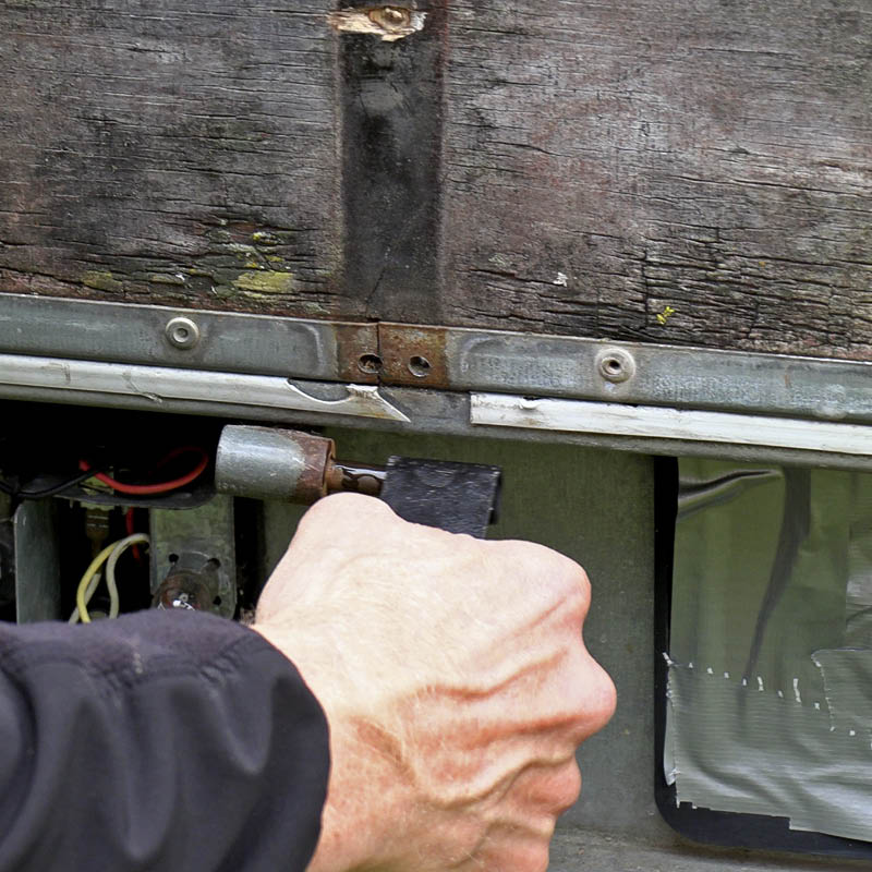 Hængsel til trailer: Sæt hængslet på nokken