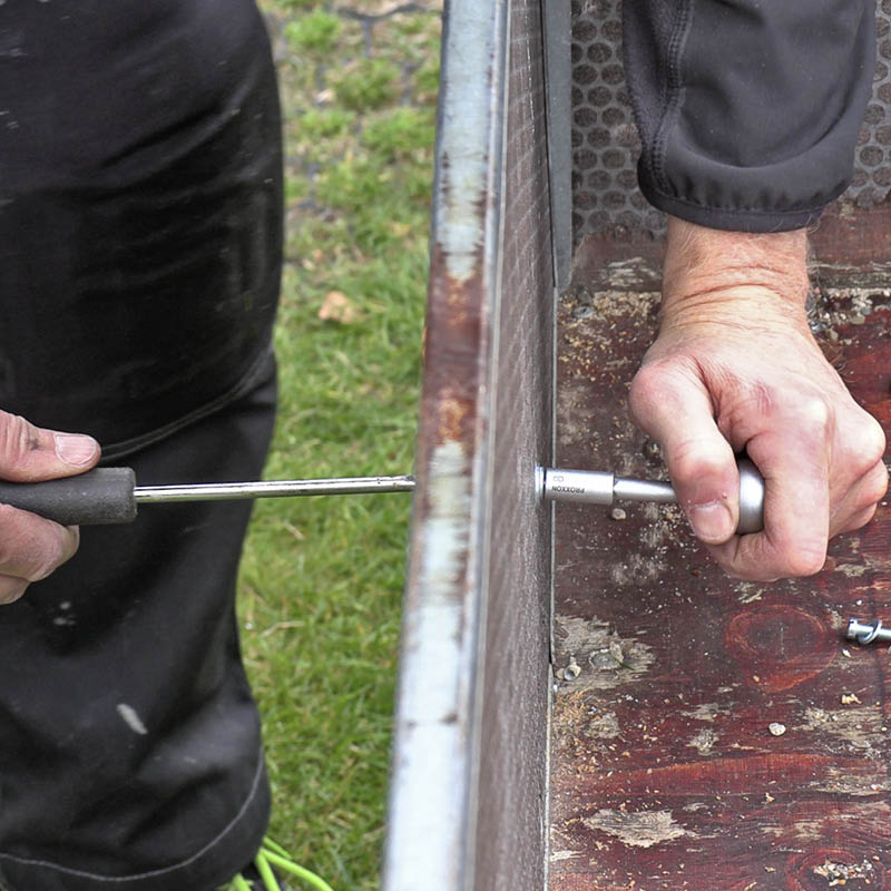 Hængsel til trailer: Spænd hængslet fast