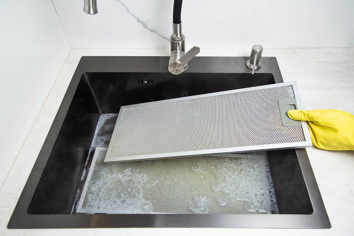 Rengøring af emhætte filter med bagepulver