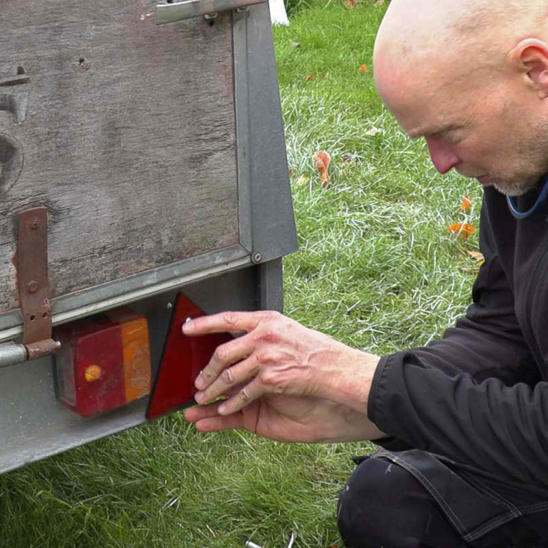 Tilhenger refleks: Press boltene gjennom hullene