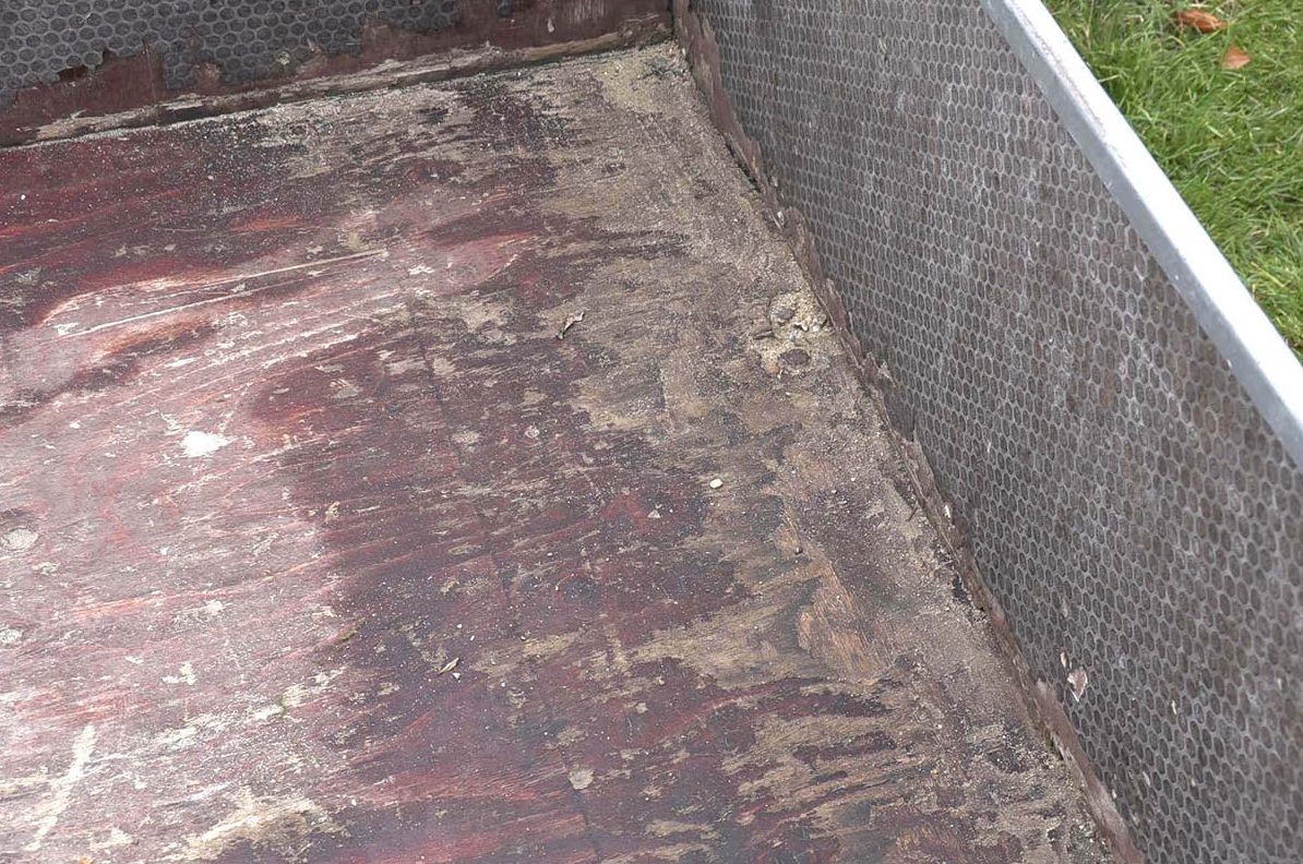 Trailer bundplade er slidt