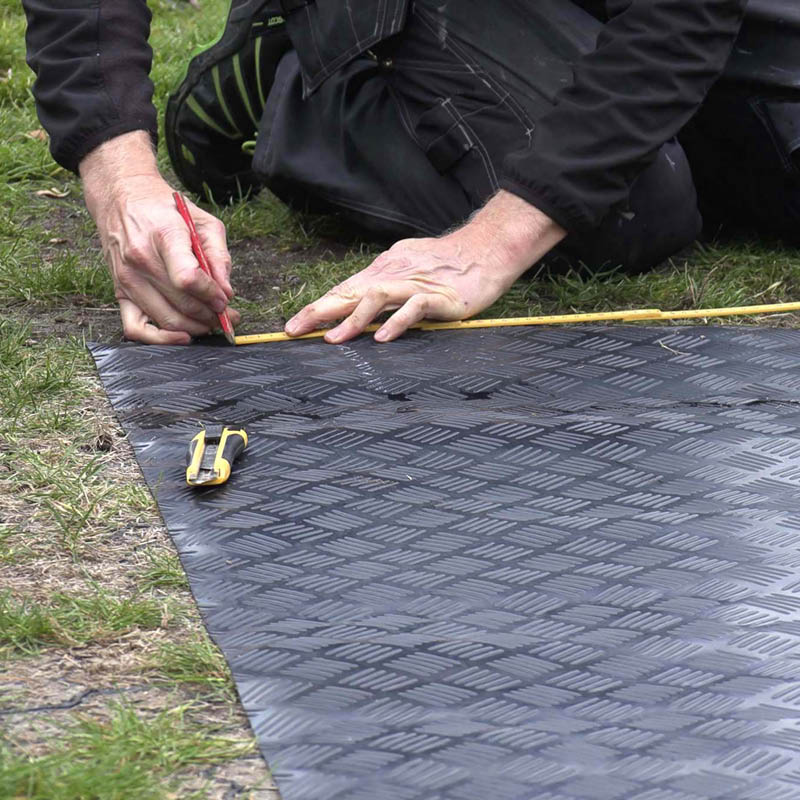 Trailer bundplade: Mærk op på gummimåtten