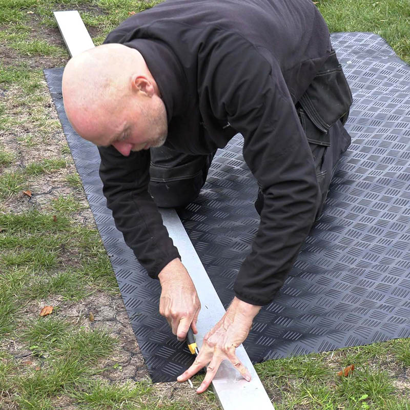 Bundplade til trailer: Skær langs en retskinne