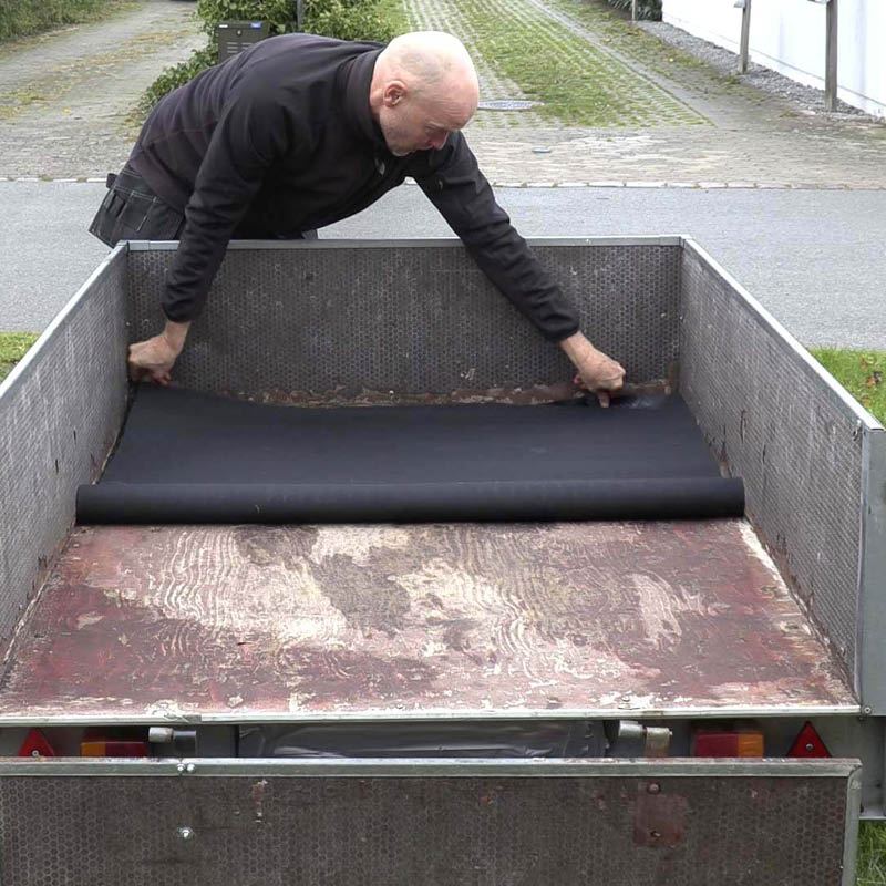 Bundplade til trailer: Læg måtten på på plads