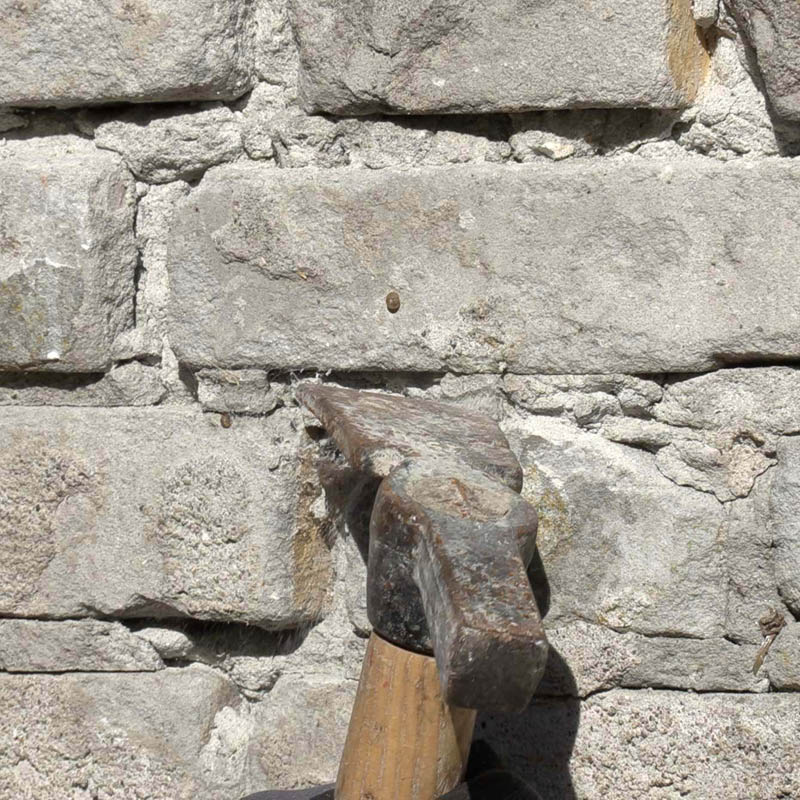 Mur med ødelagt puss og løse fuger: Fjern all løs puss