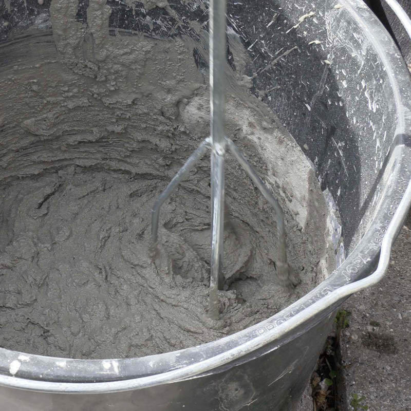 Mur med ødelagt puss og løse fuger: Bland mørtel til fugene