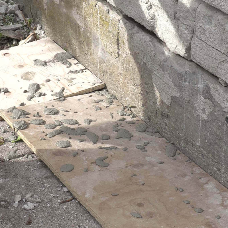 Mur med ødelagt puss og løse fuger: Dekk bakken med en treplate