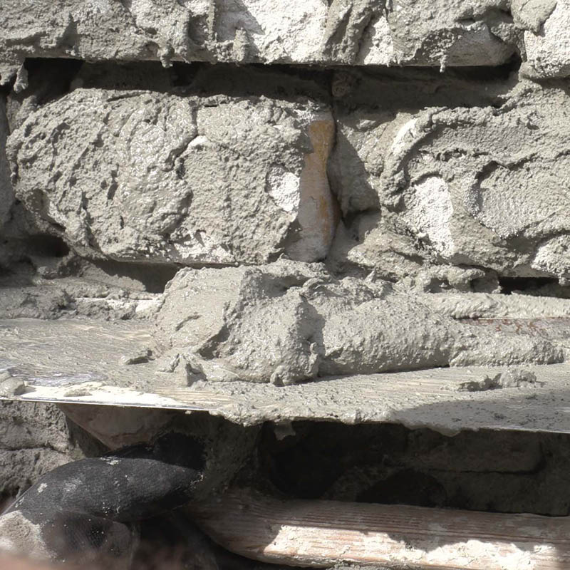 Mur med ødelagt puss og løse fuger: Trykk mørtelen inn i fugene