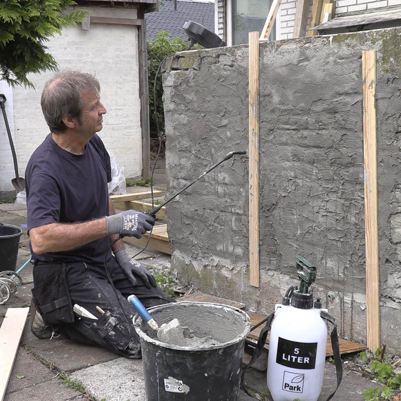 Mur med ødelagt puss og løse fuger: Vann muren underveis