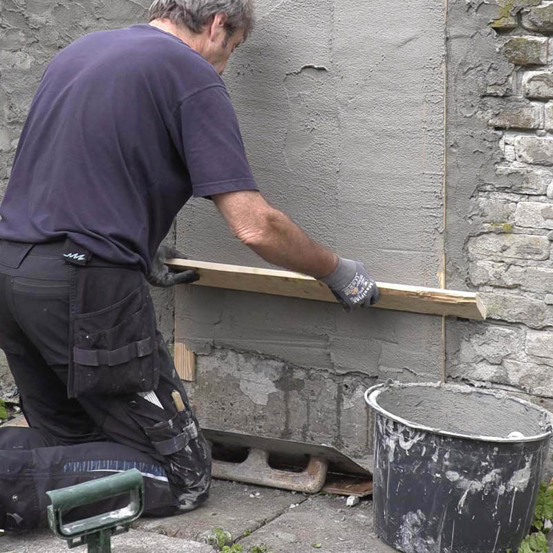 Mur med ødelagt puss og løse fuger: Rett opp med et langt bord