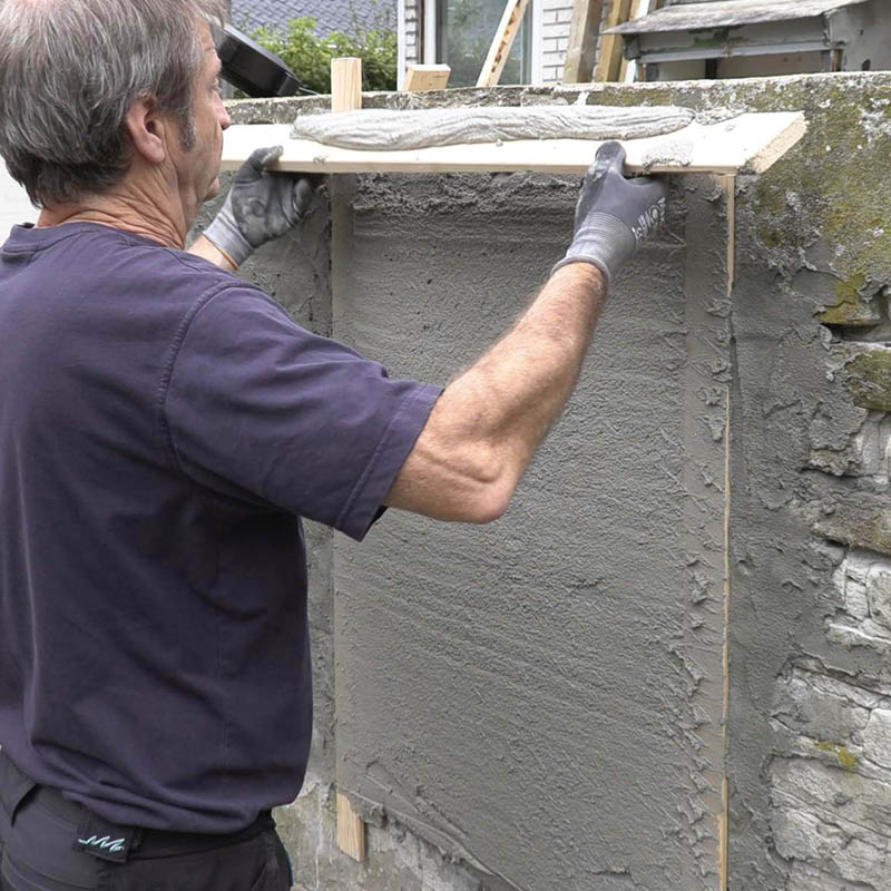 Mur med ødelagt puss og løse fuger: Fortsett til hele mellomrommet er fylt