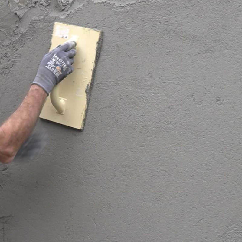 Mur med ødelagt puss og løse fuger: Til slutt skal alt filses