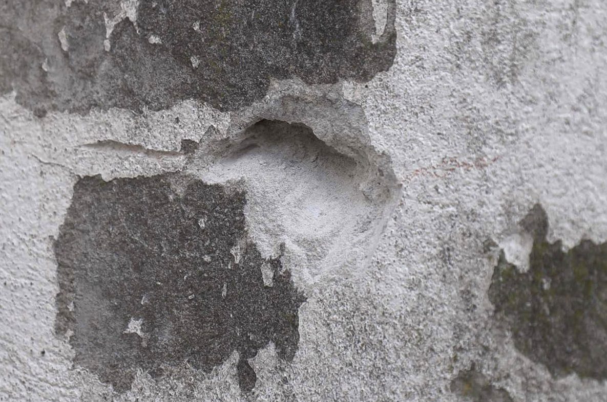 Små hål i putsad vägg