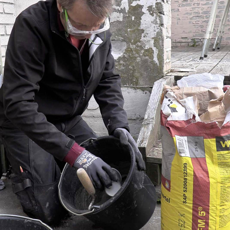 Små hull i pussede vegger: Nå kan du blande mørtelen din