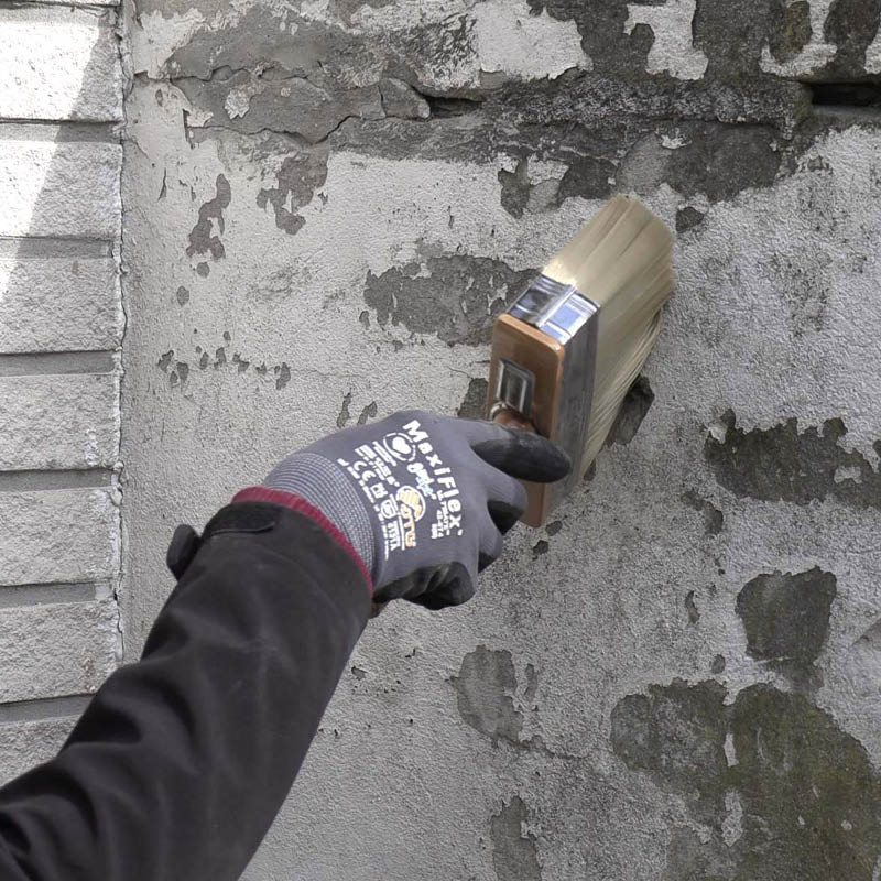 Små hull i pussede vegger: Fukt hullet med en murpensel dyppet i vann