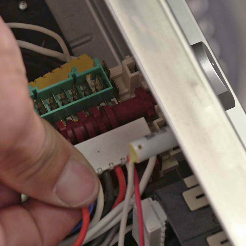 Byta termostat spis: Ta sedan bort den andra kontakten (här vit)