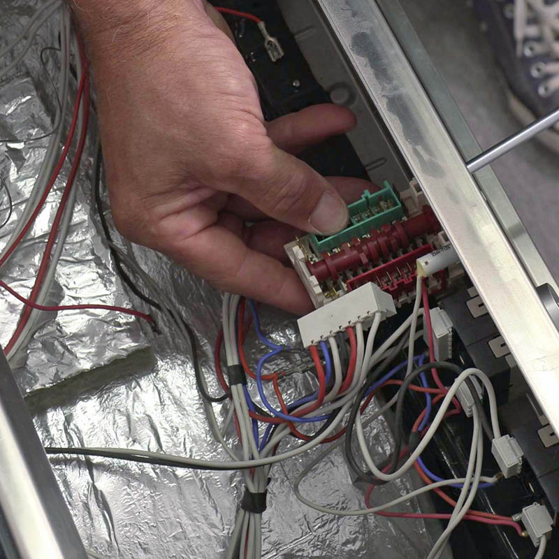 Byta termostat spis: Sätt i skruvarna