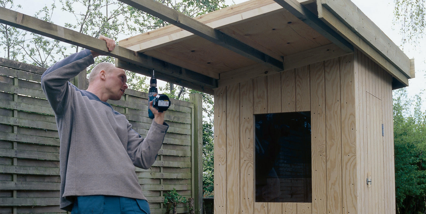 Kanatarhan rakentaminen: Katon kannatinrimoja jatkettiin tarhan kattorimoiksi