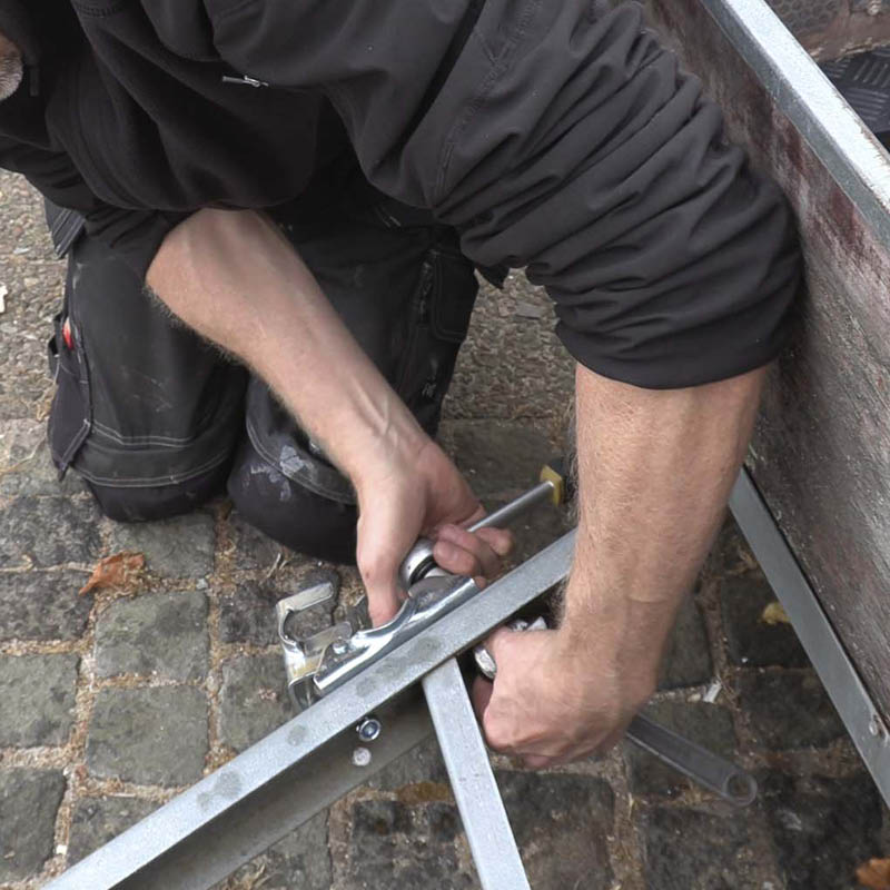 Nesehjul: Skru fast klembøylen