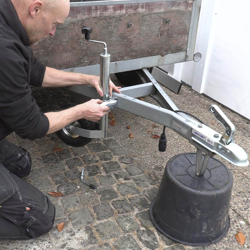 Nesehjul til tilhenger: Sett nesehjulet i klembøylen