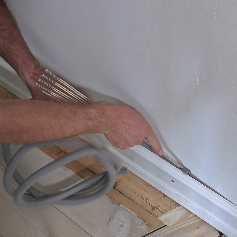 Iso rako seinän ja jalkalistan välissä: Asenna aluksi saumanauha