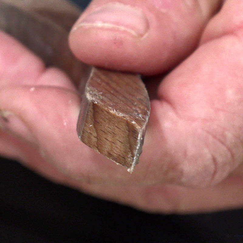 Iso rako seinän ja jalkalistan välissä: Nyt voit tasoittaa massan saumaustikulla