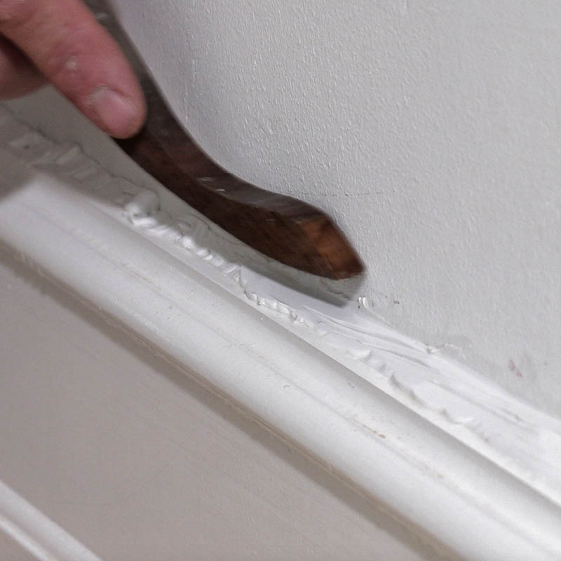 Iso rako seinän ja jalkalistan välissä: Tasoita sauma