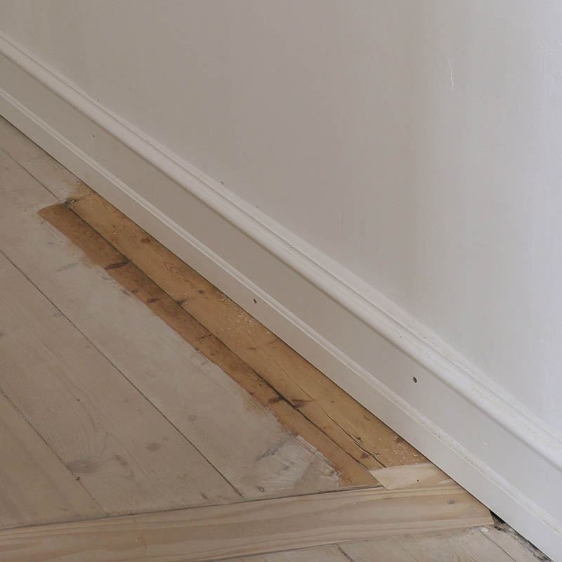 Iso rako seinän ja jalkalistan välissä: Nyt rako on peitetty