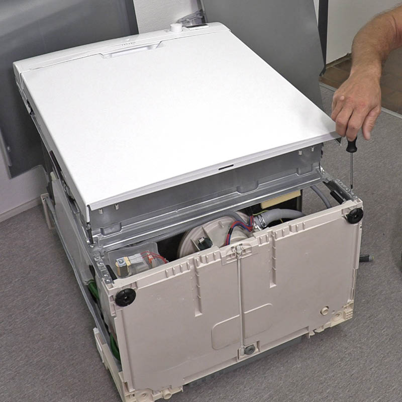 Astianpesukoneen poistopumppu: Pane kone selälleen