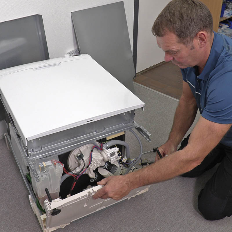 Astianpesukoneen poistopumppu: Käännä pohja alas