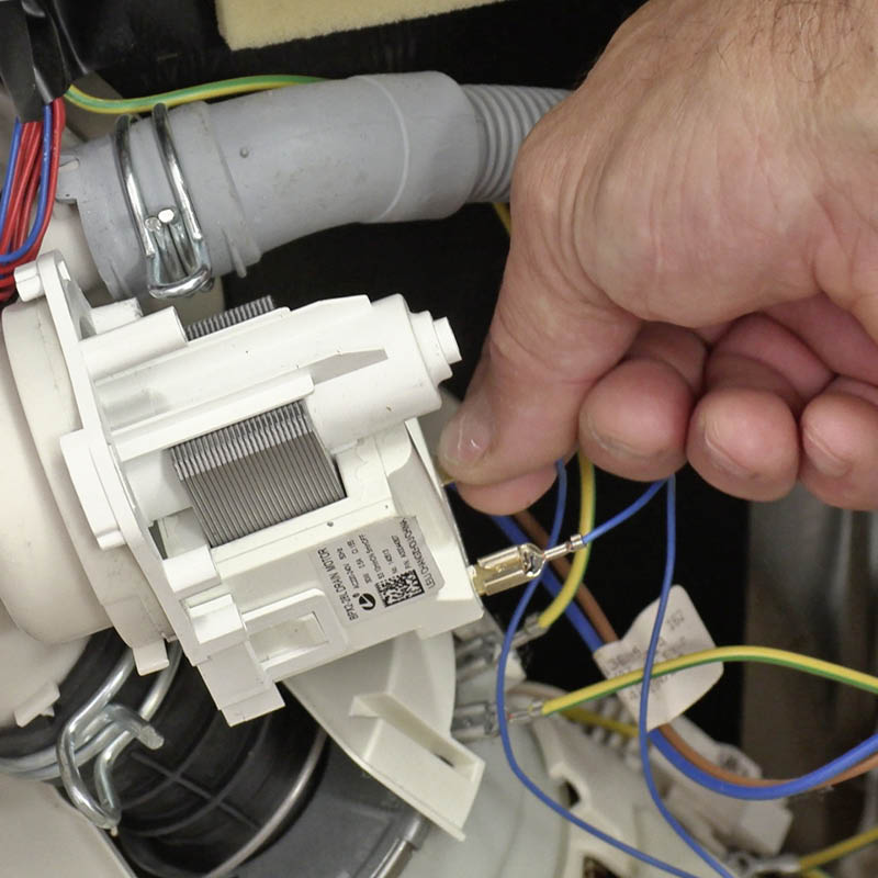 Astianpesukoneen poistopumppu: Vedä pieni pistoke irti