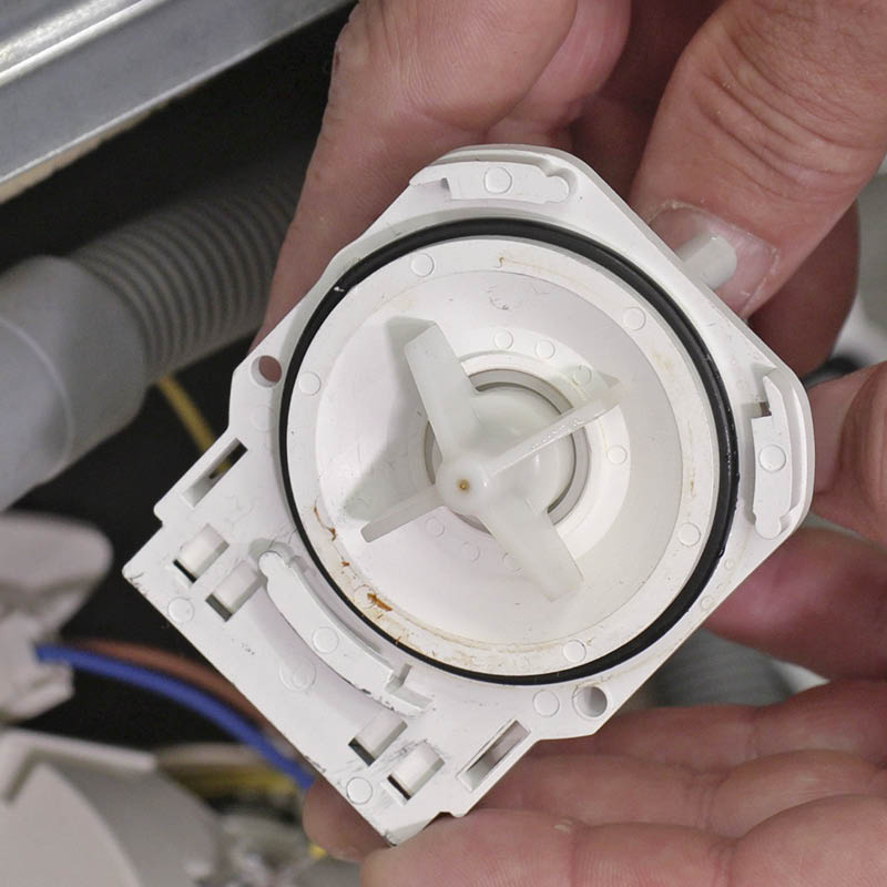 Astianpesukoneen poistopumppu: Särkynyt pumppu näkyy tässä