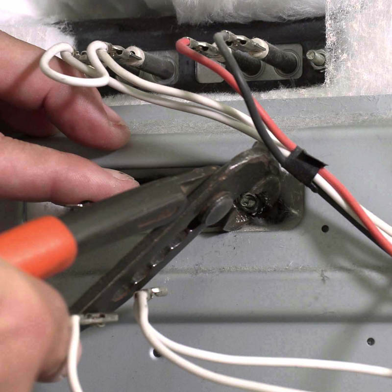 Ringvarmelegeme ovn: Løsn møtrikkerne der holder varmelegemet på plads