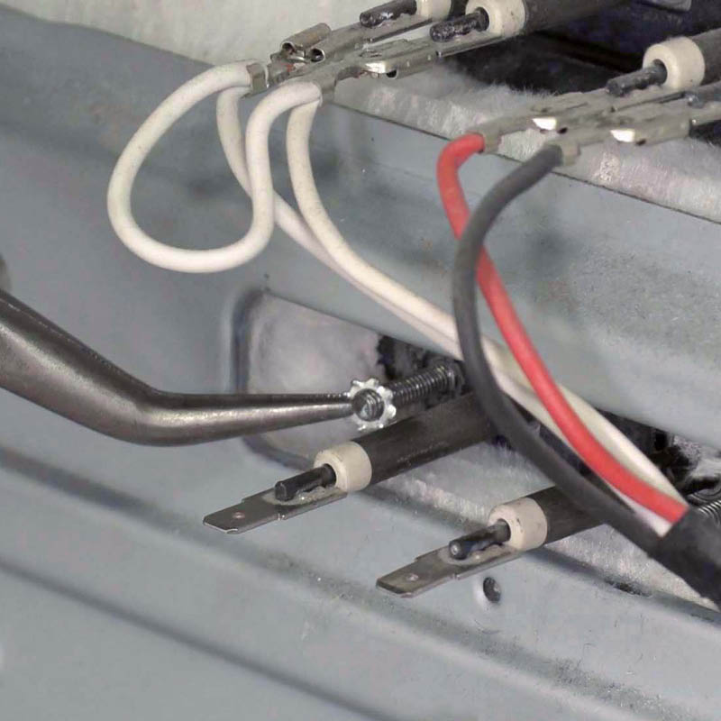 Skift ringvarmelegeme ovn: Skru møtrikker og spændeskiver fast igen