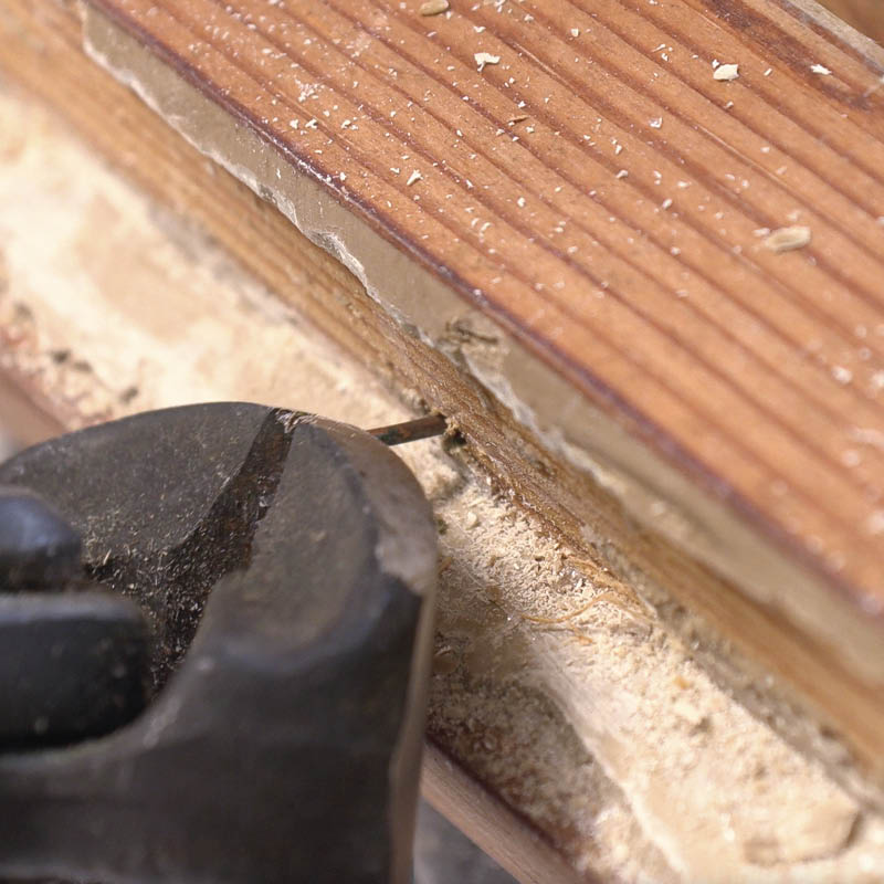 Krakelert vinduskitt: Fjern gamle trådstifter