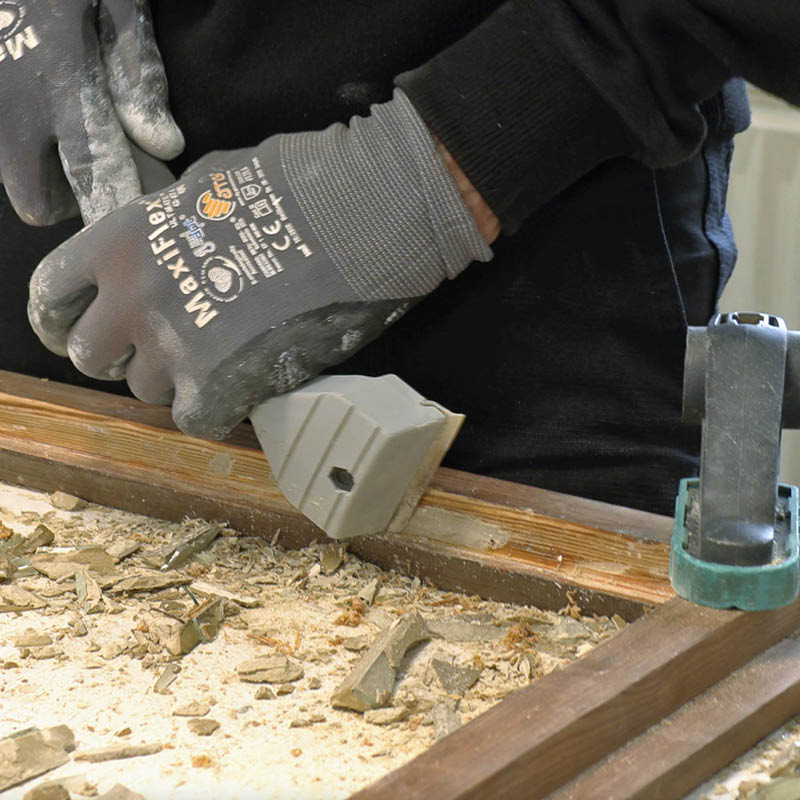 Sprukket vinduskitt: Bruk en skrape