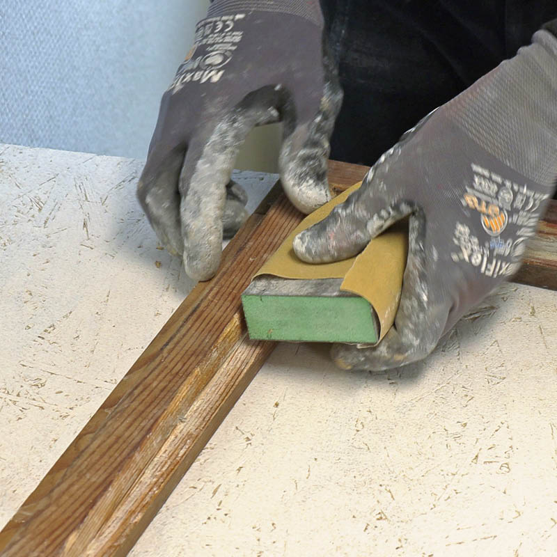 Sprukket vinduskitt: Slip rammen med sandpapir