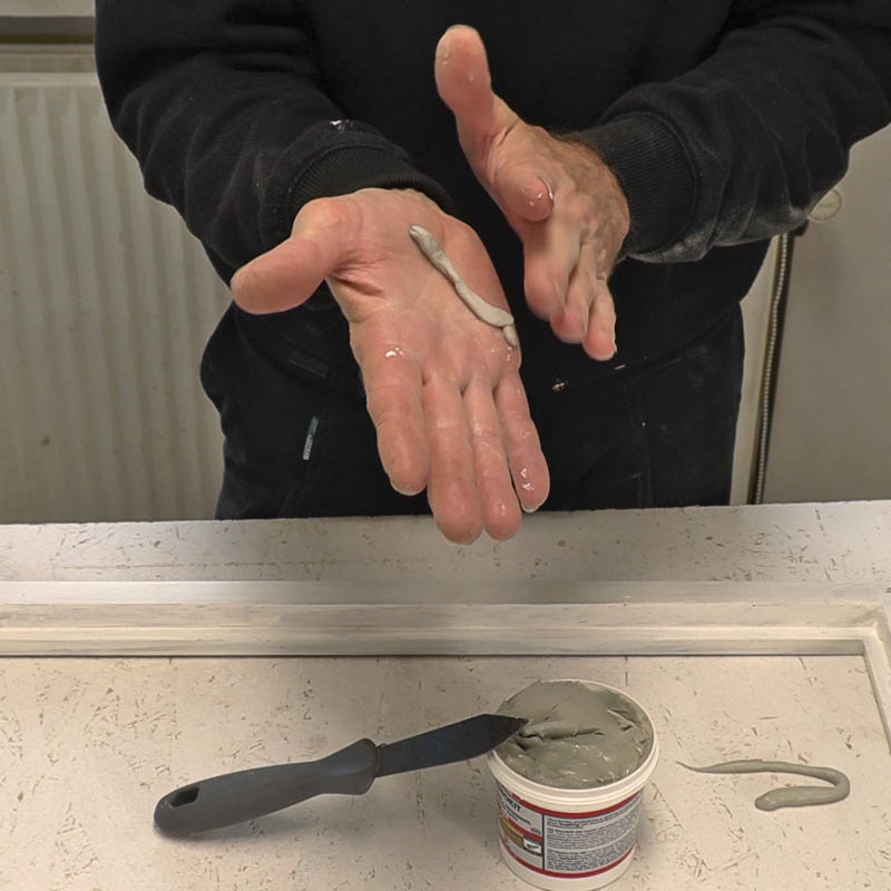 Sprukket vinduskitt: Den nye kitten varmes opp