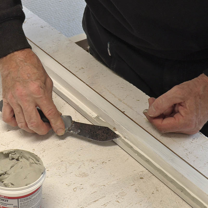 Krakelert vinduskitt: Rett opp kittet med en kittekniv