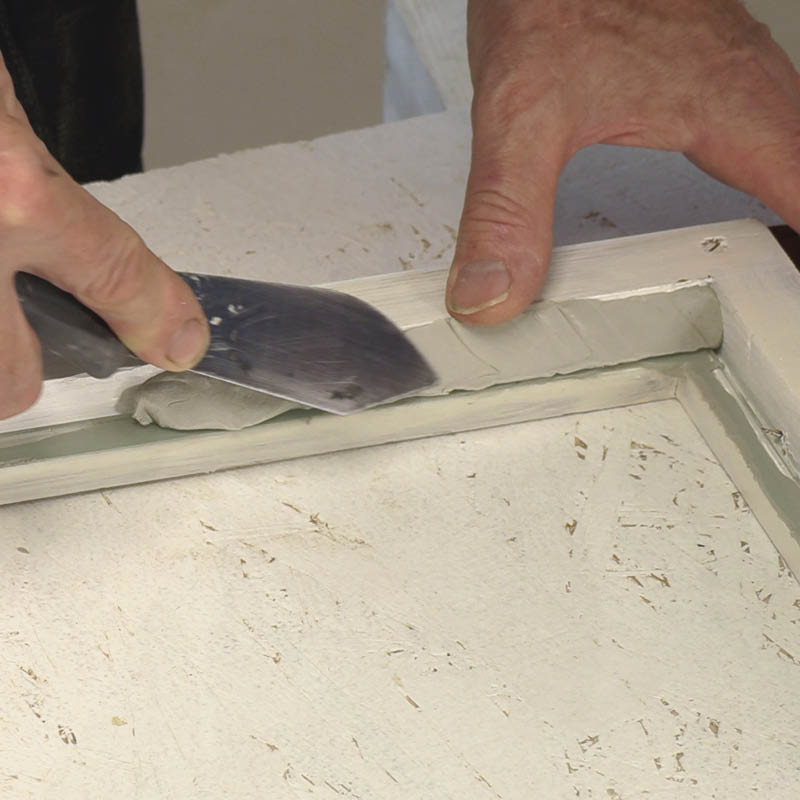 Krakelert vinduskitt: Legg en bred remse kitt langs kanten på rammen