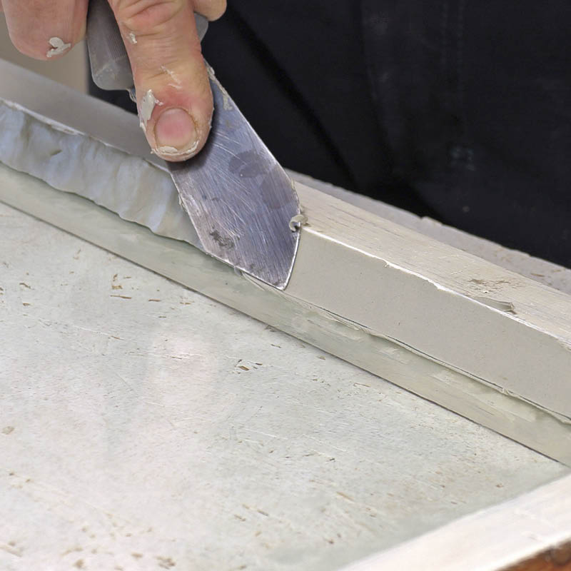 Krakelert vinduskitt: Glatt kittet med kittekniven